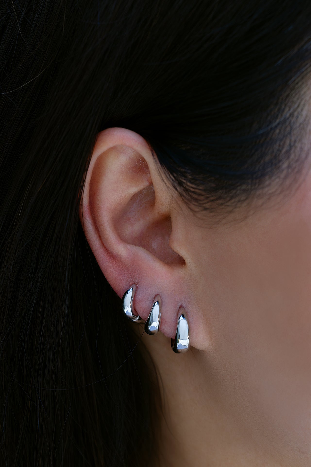 6.5MM TAPERED WHITE GOLD HOOP