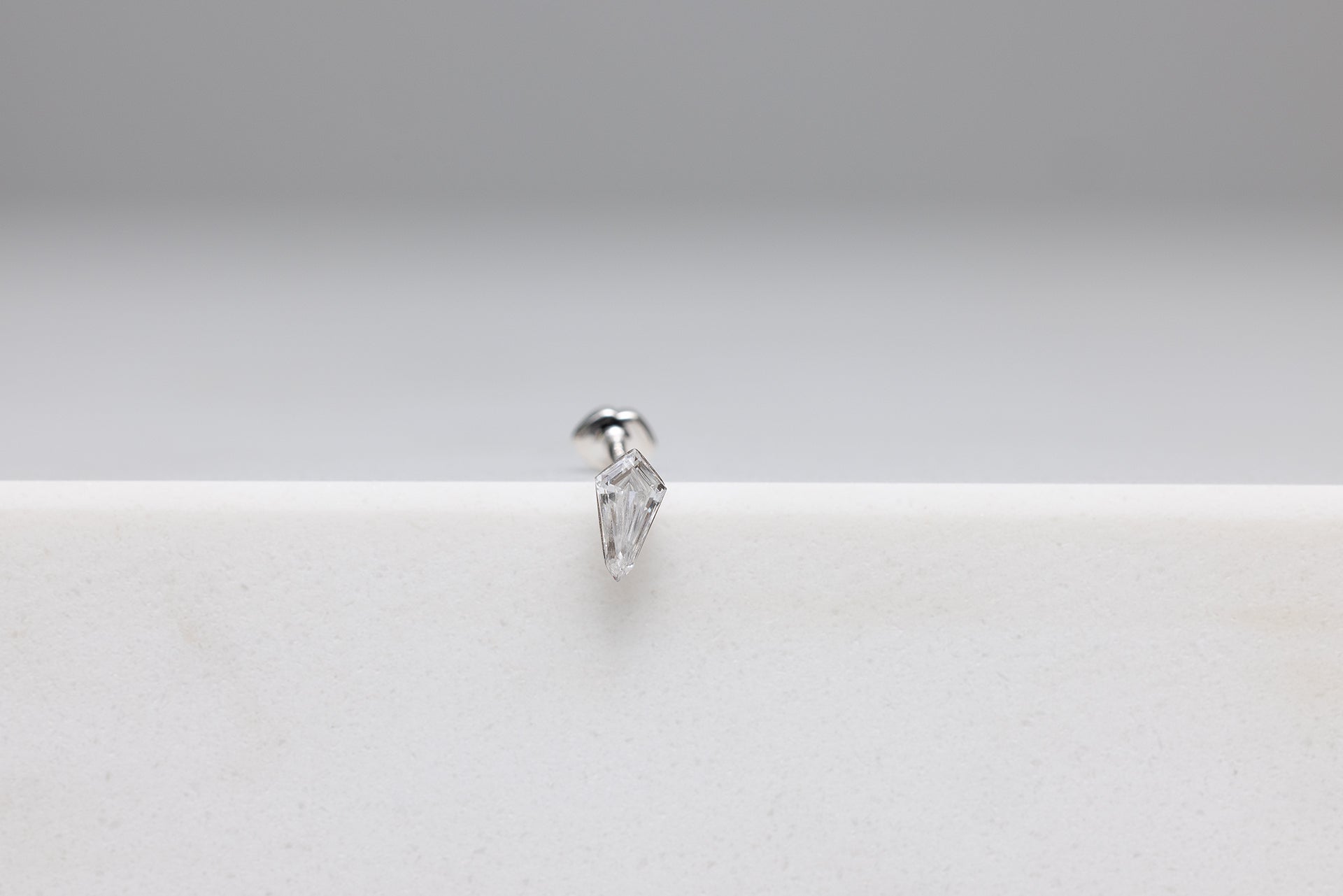 FLOATING KITE STUD