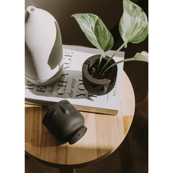 Mini Concrete Face Planter in Noir