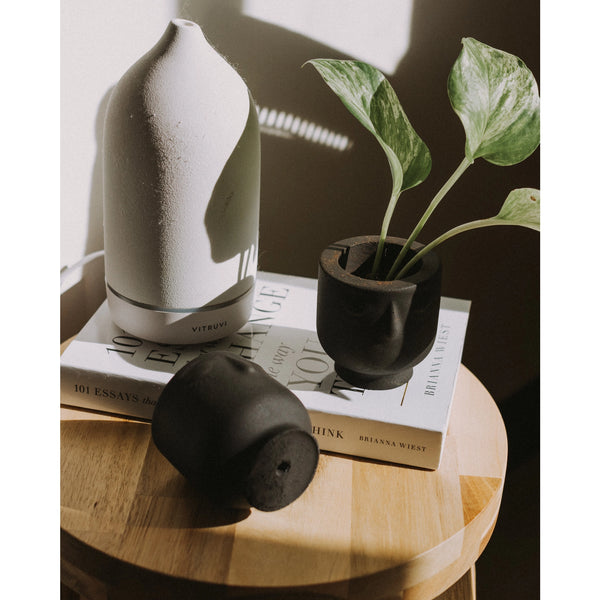 Mini Concrete Face Planter in Noir